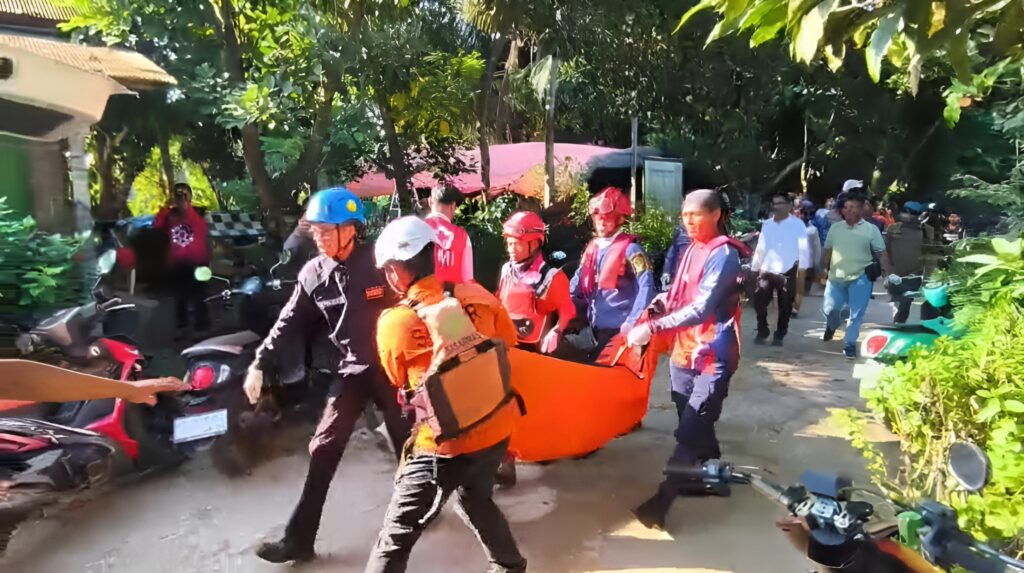 Foto: Evakuasi korban serangan buaya di Sungai Sangatta oleh Tim SAR Gabungan, Kecamatan Sangatta Selatan, Kutai Timur, Minggu (27/4/2025).