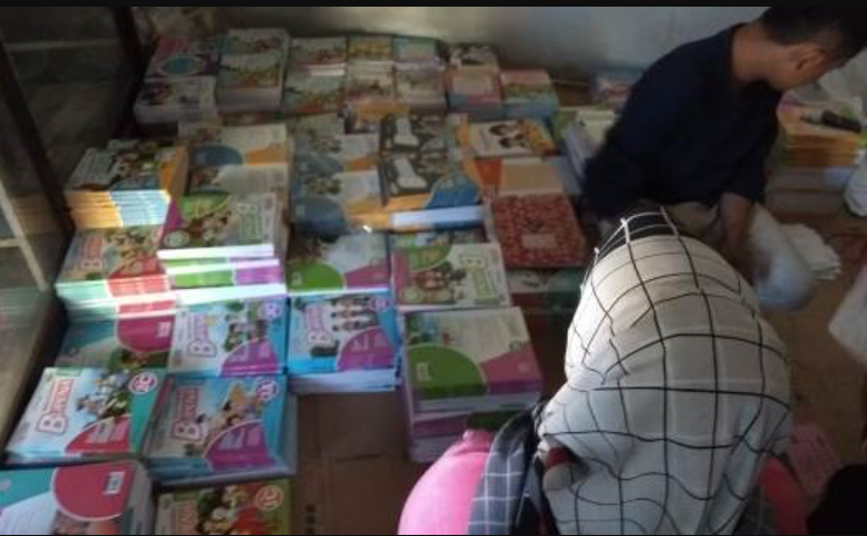 Ilustrasi penjualan buku oleh penerbit di sekolah.