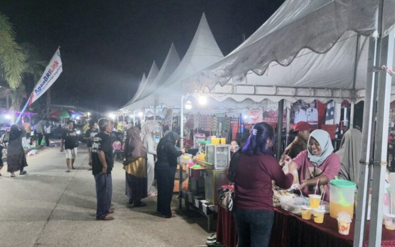 Foto: Ramainya pengunjung UMKM Kukar, saat event Run Street Ramadhan Kukar Idaman Cup2.