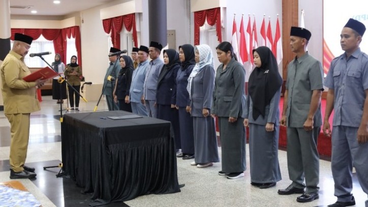 Foto: Pelantikan Pj Kepala Desa Long Belah Modang Kukar, oleh Bupati Kukar. (Ist)
