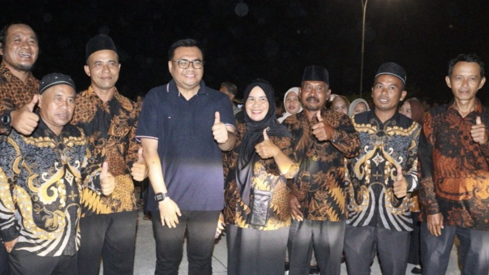 Foto: Aulia Rahman Basri. (Tengah)