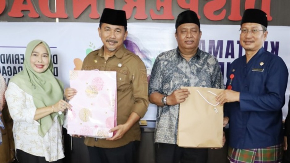 Foto: Foto bersama usai pelepasan dua ASN Diperindag Kukar. (Ist)