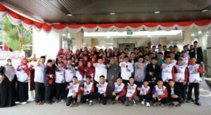 Foto: Foto bersama Bupati Kukar, Aulia Rahman Basri, para kafilah ajang MTQ. (doc.)