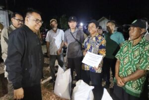 Foto: Bupati Kukar, Aulia Rahman Basri pantau langsung kondisi petani Kukar. (Ist)