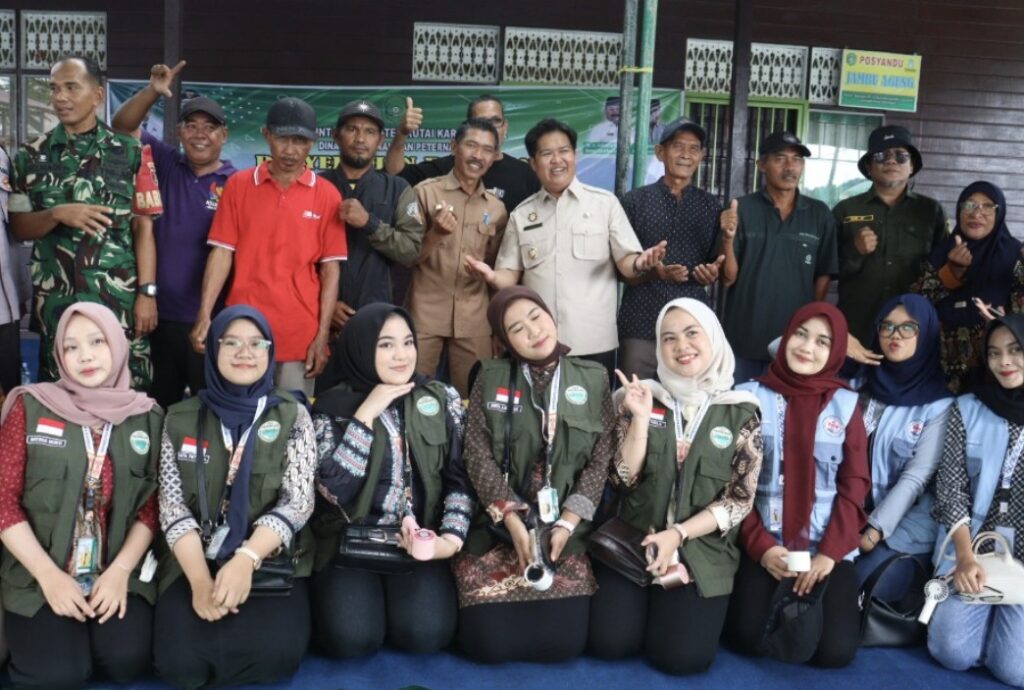 Foto: Foto bersama Wabup Kukar, Rendi Solihin usai peninjauan. (doc.)